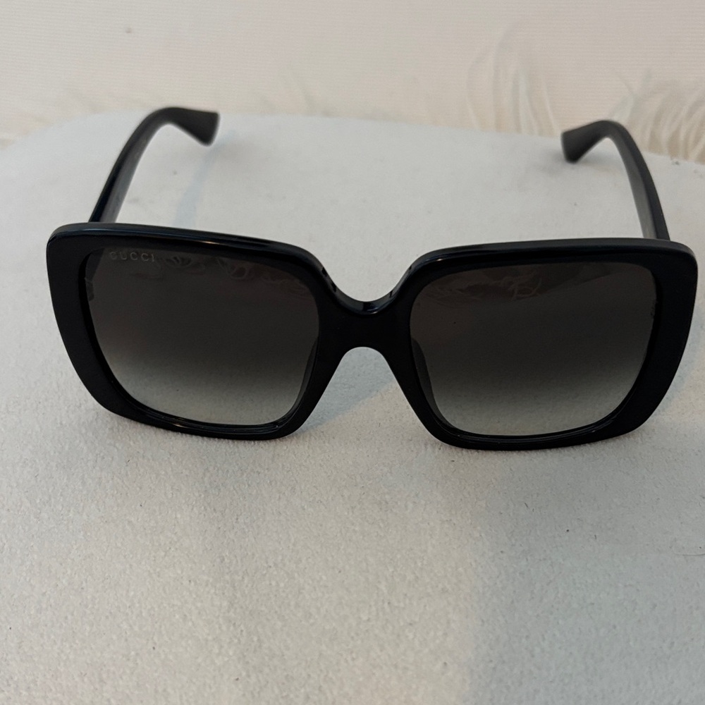Gucci Elegant Black Oversized Sunglasses